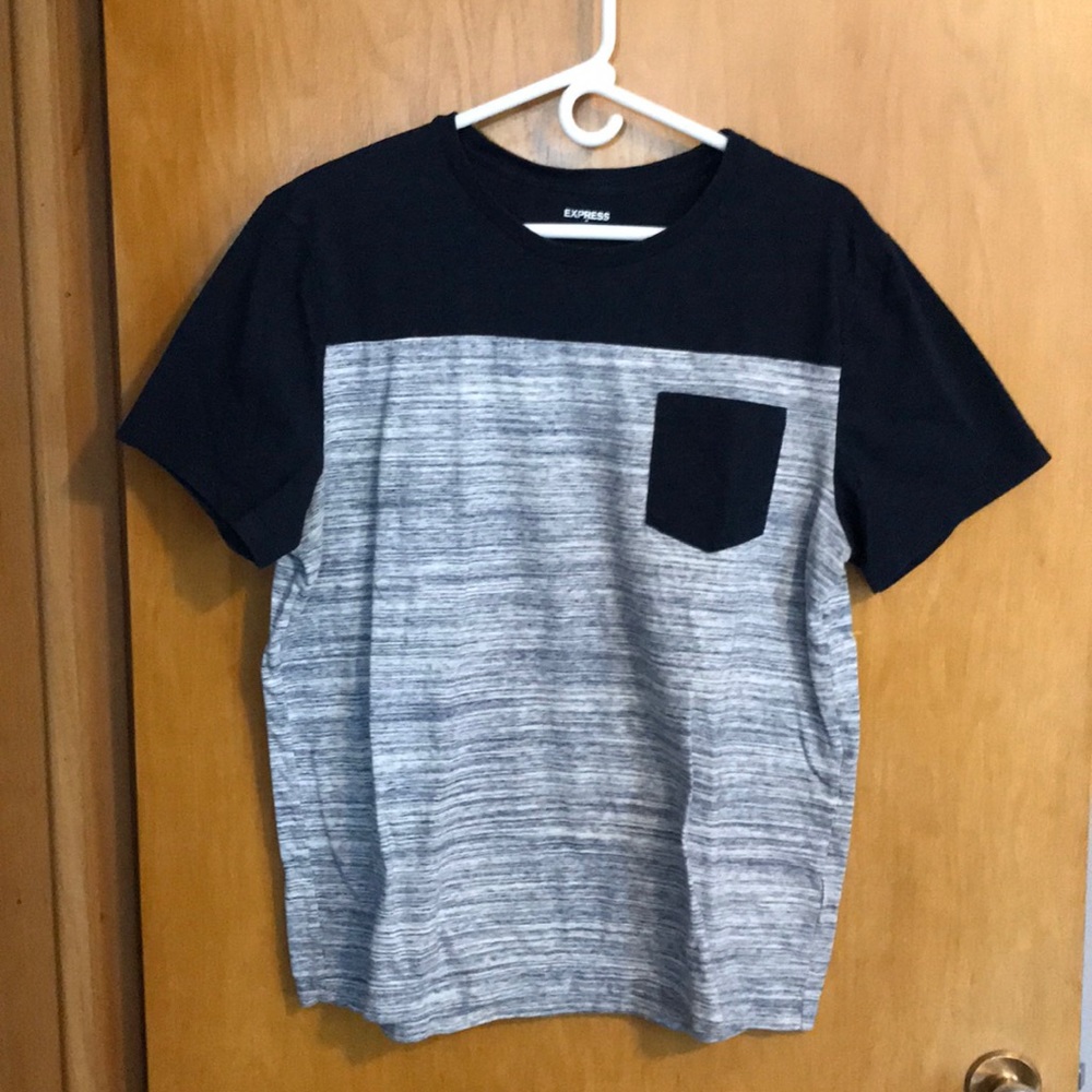 Men’s navy blue T-shirt with pocket.